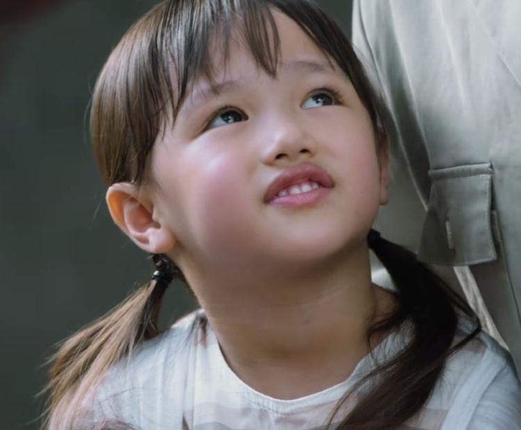 除了陈妍希饰演的成年邓丽君外,小时候的邓丽君也有一定的呈现,看了有