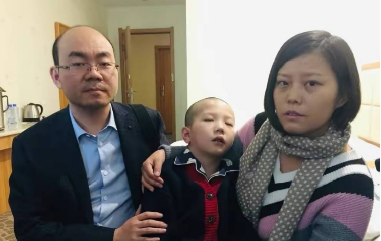 2017年陕西男童被继母虐待成植物人,继母被判16年