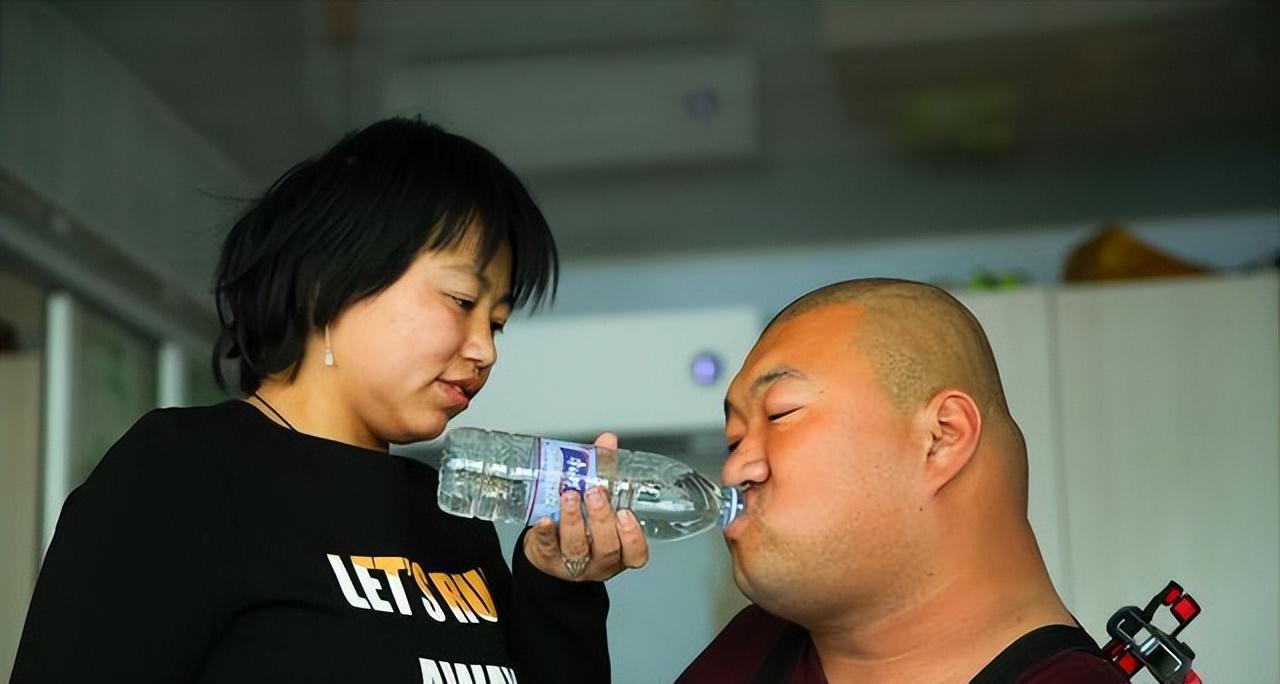 回顾袁立东:天生没手脚,宛如一个肉球,能娶妻生子,今年入百万