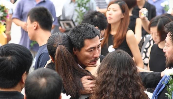 回顾与患癌妻子离婚,怒砸继子电脑,被骂了11年的他,如今怎样了