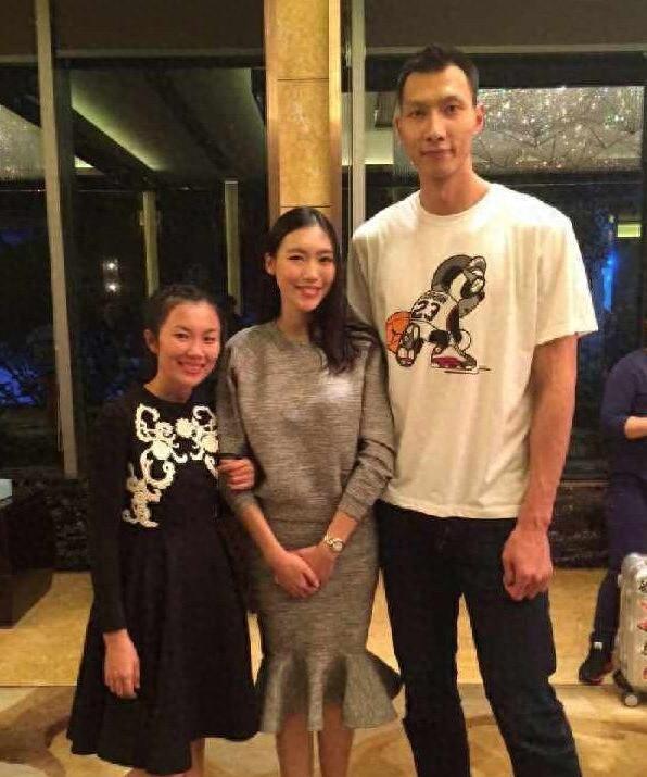 易建联赴美和家人团圆!1000万豪宅曝光,模特妻子带2子定居美国