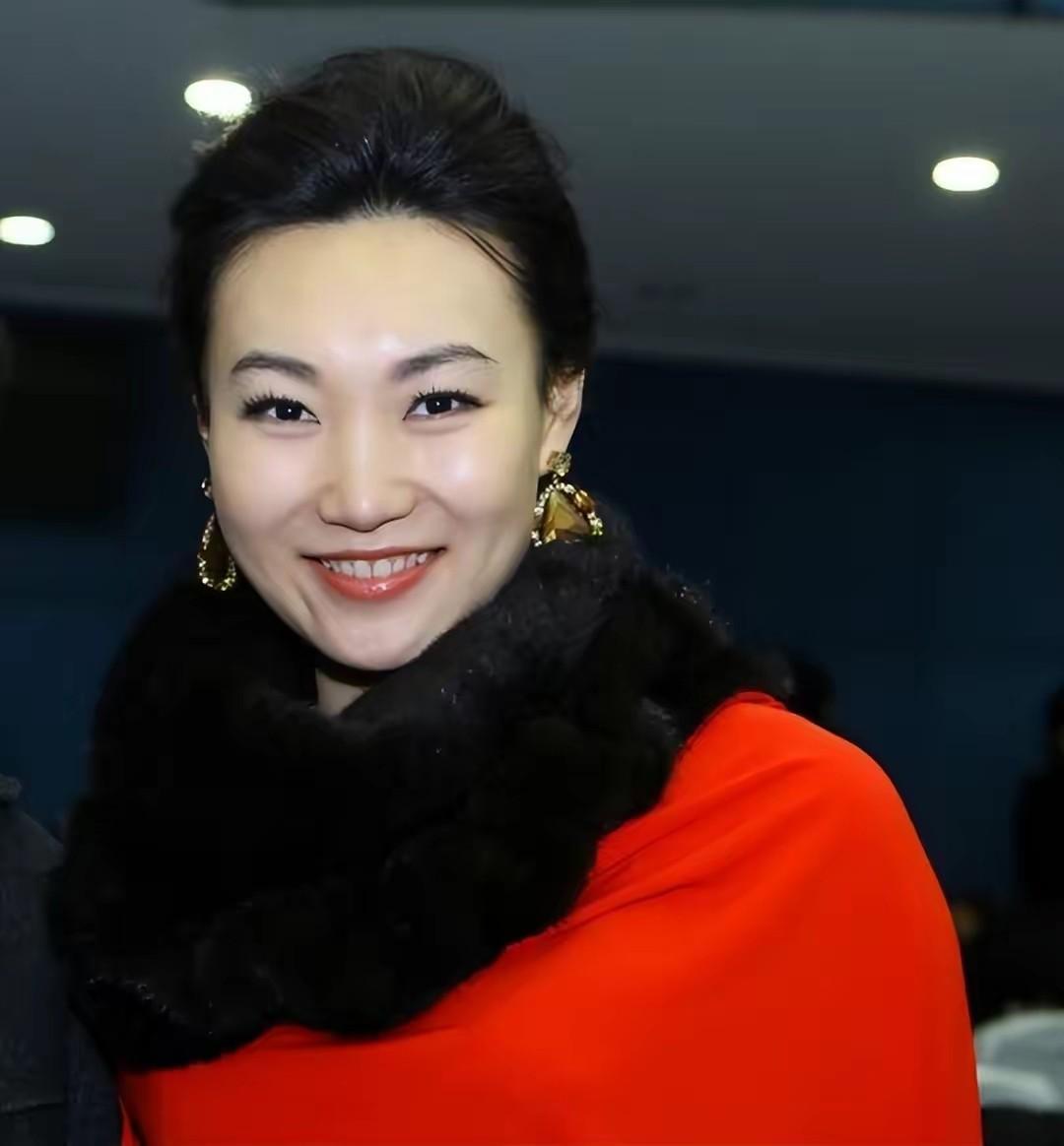 主持人张越并不是科班出身的,她早些年是一位编剧,曾经创作出许多经典