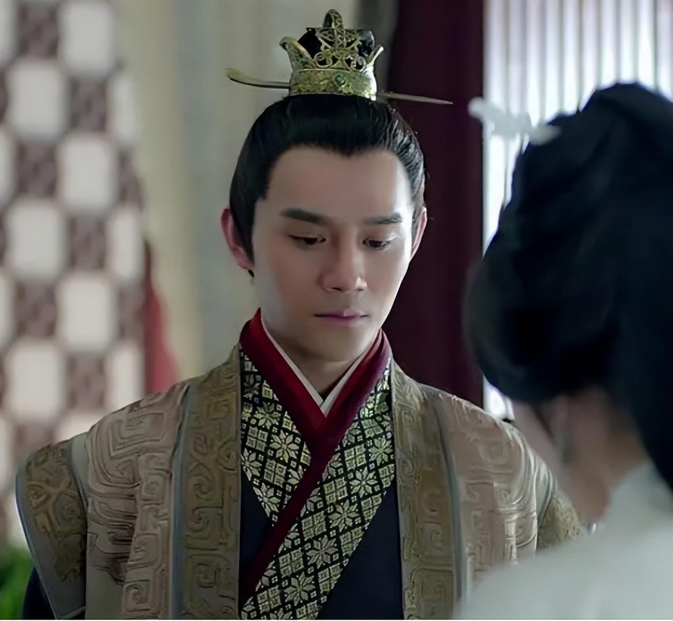 一手捧红靳东和王凯,自己却坚持跑龙套,王凯领奖舞台竟下跪感恩