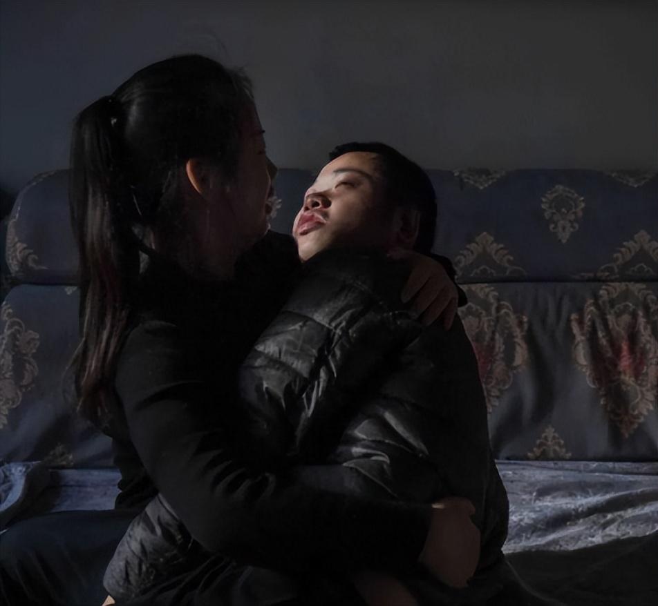 回顾:95后女孩每晚搂着21岁弟弟睡觉,不敢找男朋友,撑起整个家