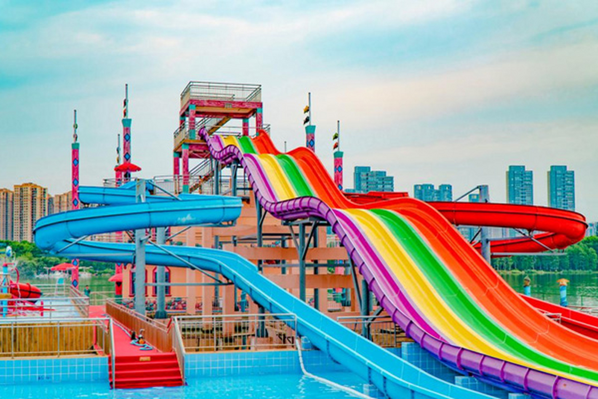 1,武汉玛雅海滩水公园  60余项水上娱乐体验项目,含双轨磁悬浮水上