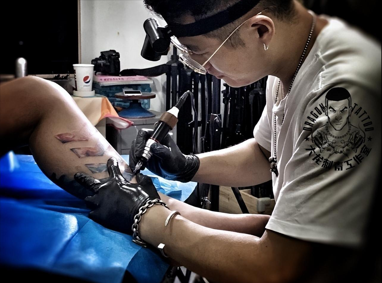 4年前火遍全网的14岁纹面男孩,找工作没人敢要!现在过得如何?