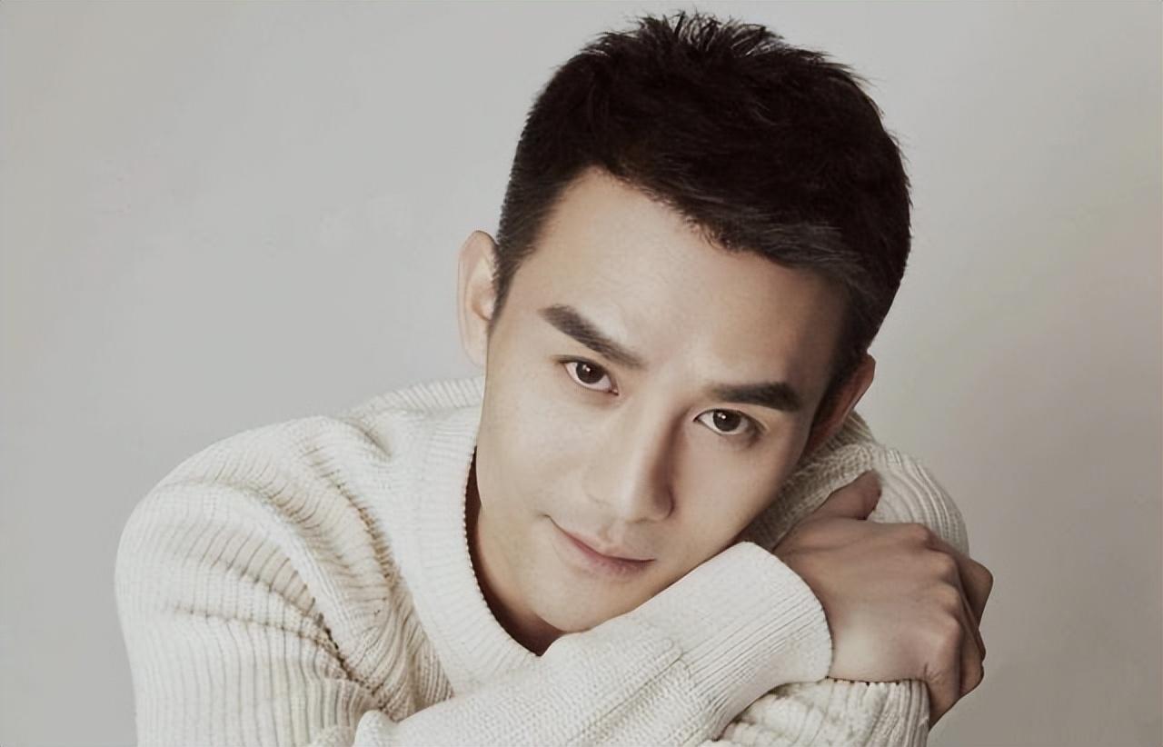 一手捧红靳东和王凯,自己却坚持跑龙套,王凯领奖舞台竟下跪感恩