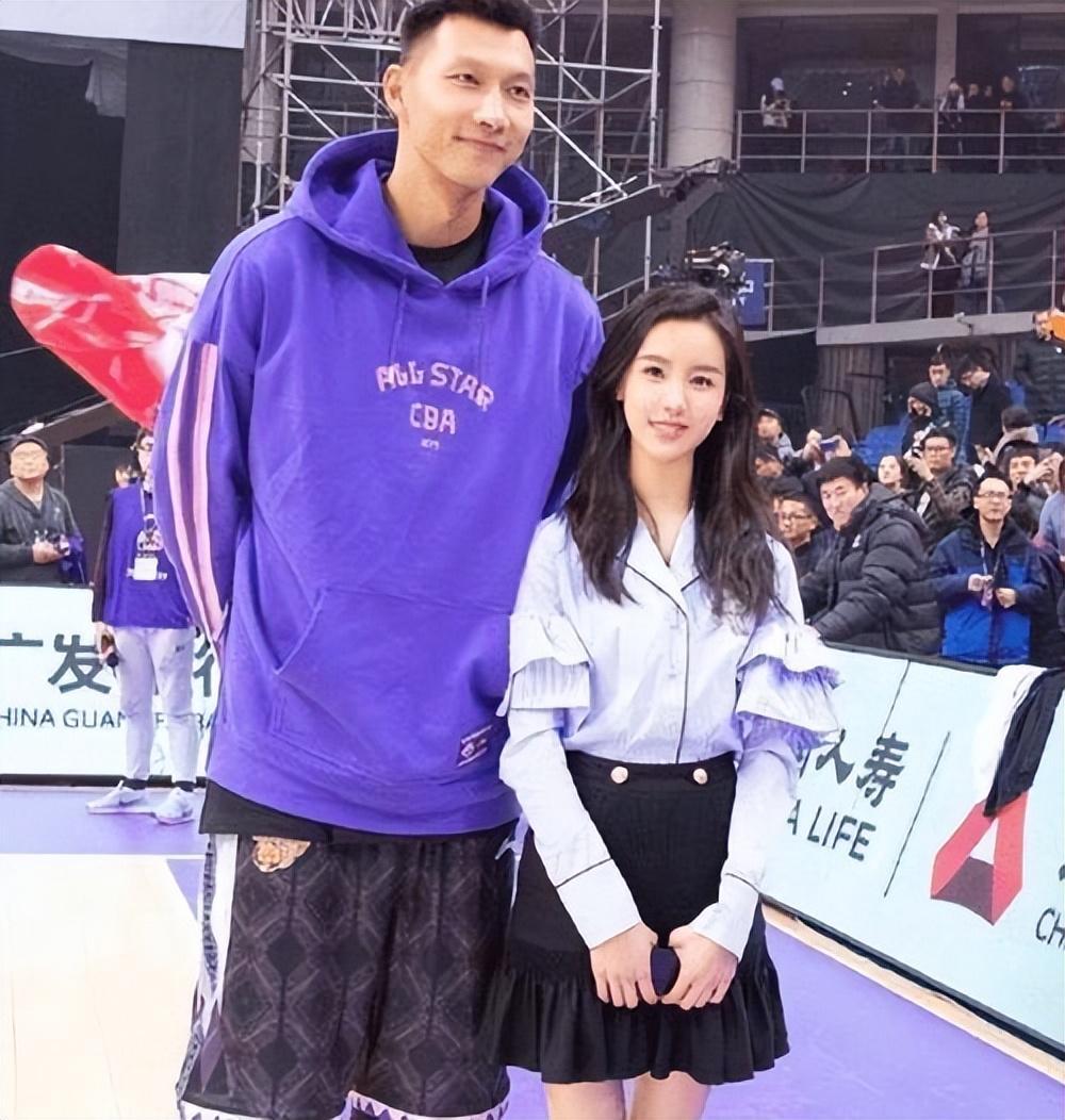 易建联赴美和家人团圆!1000万豪宅曝光,模特妻子带2子定居美国