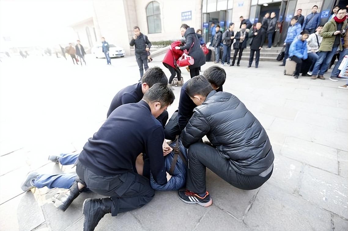 回顾:69岁老人抢劫北京站,被抓:希望判久点!竟想靠抢劫入狱养老