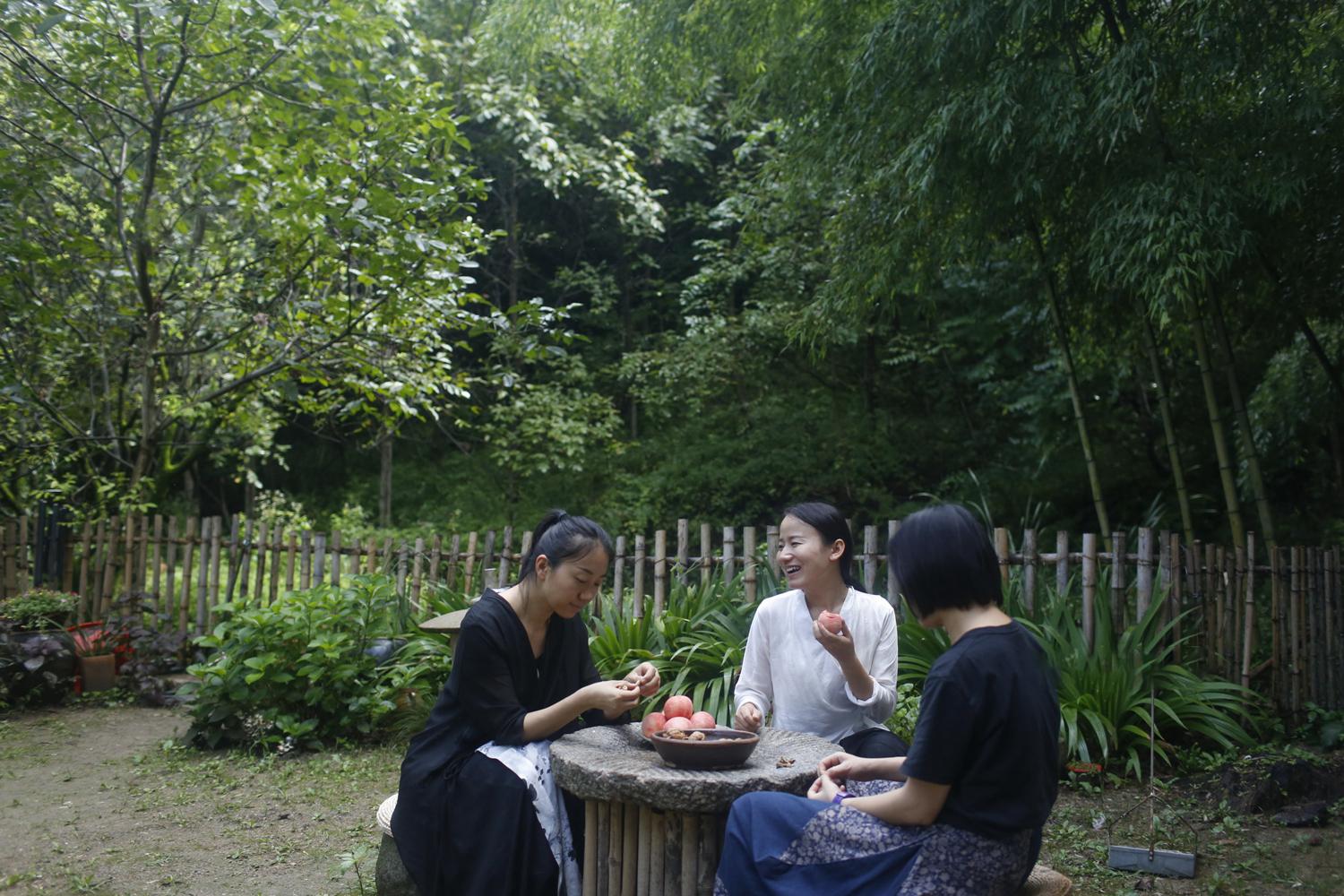 纪实:8个年轻人福建深山隐居避世,不愁钱不够花,尝试孕育下一代