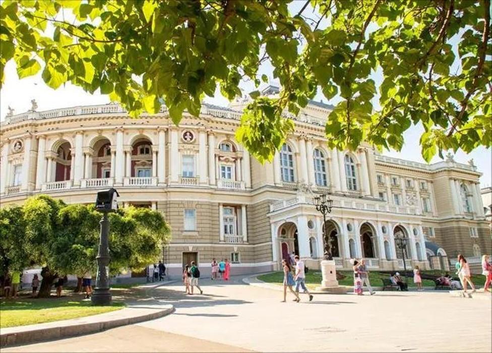 回顾乌克兰美女嫁河南小哥,产下3子丈夫病逝,她的做法让人佩服