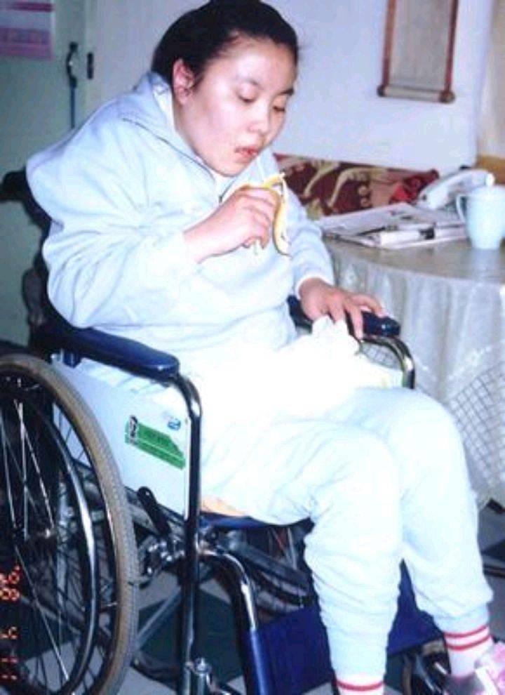 姐姐北大坠崖而亡,妹妹清华被人下毒变痴儿,凶手至今逍遥法外