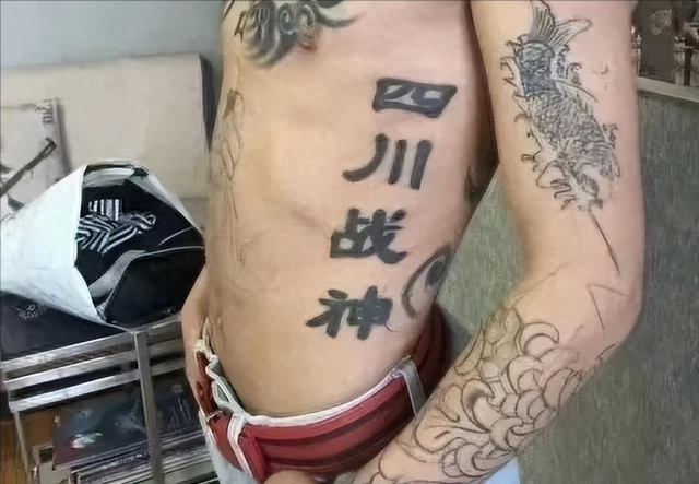 和很多的叛逆少年一样,夏朝勇生活在一个并不健康的家庭里,父亲具有