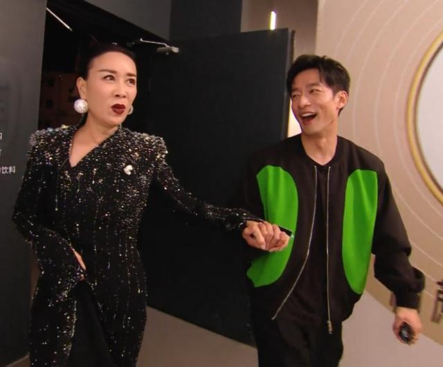 杨杨给那英送定制鲜花,插有11张麻将牌,那英:你什么意思啊?