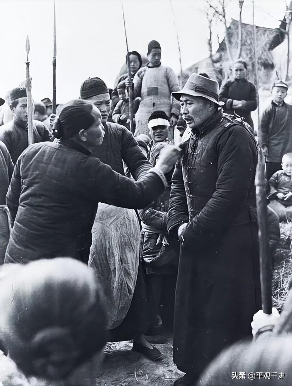 50年代初批斗地主老照片:图3地主跪在台上,图9地主老婆坐地大哭