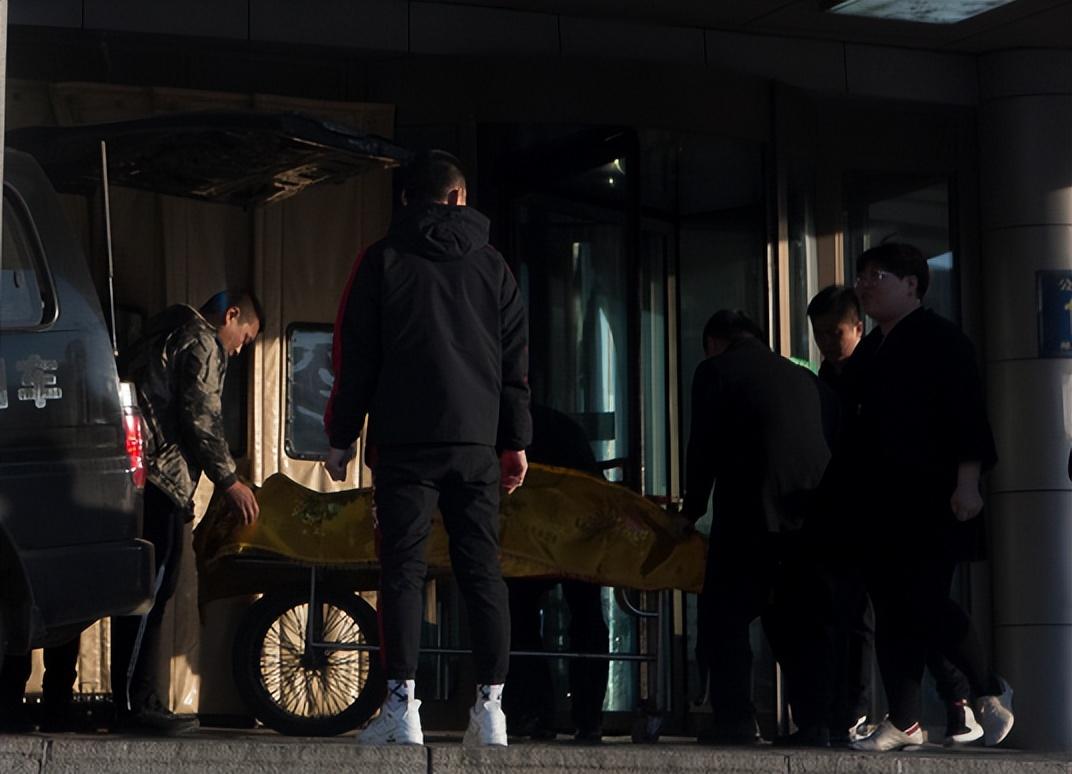 回顾接尸人王亮:为死神开车,一年接2000位逝者,每天就怕电话响