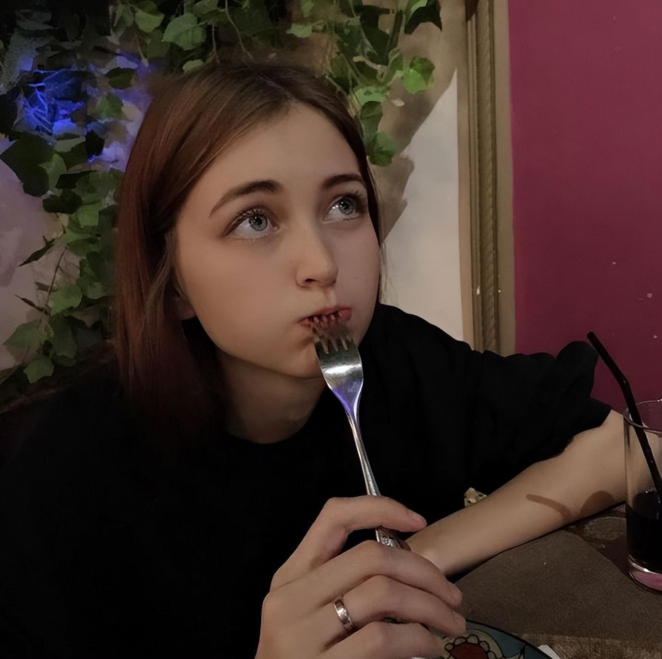 回顾农村小伙裸婚娶乌克兰美女为妻,生下混血女儿,回农村卖荔枝