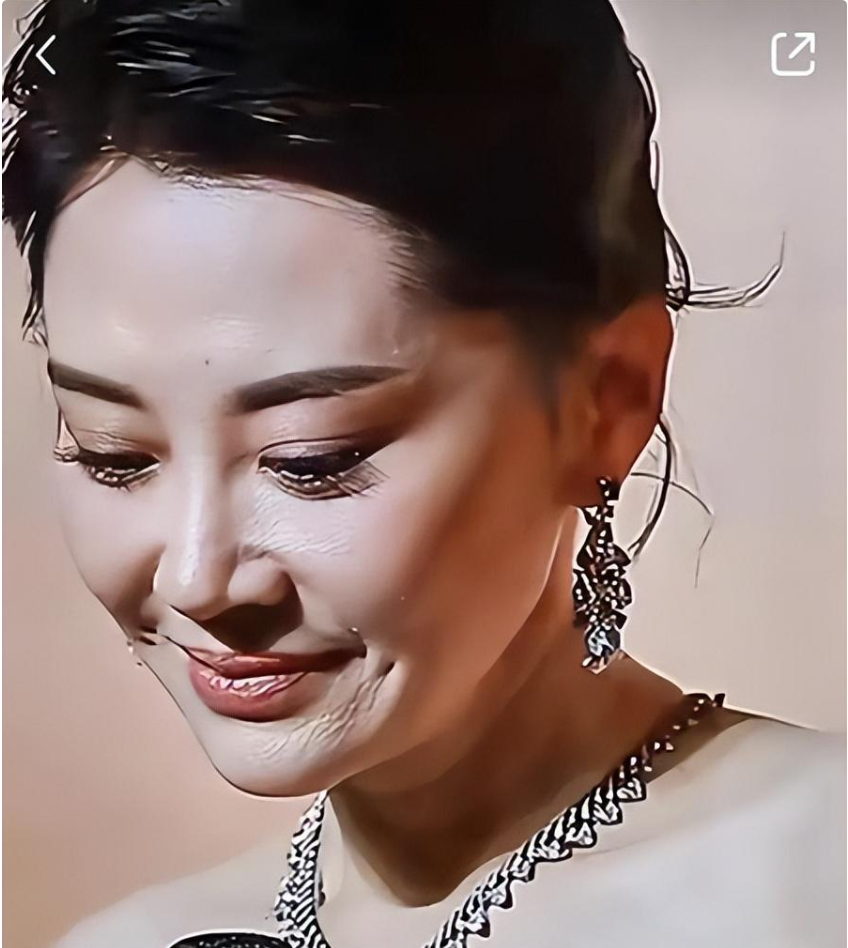 越老越欲?其实高清镜头下的许晴并不年轻,皮肤坑坑洼洼