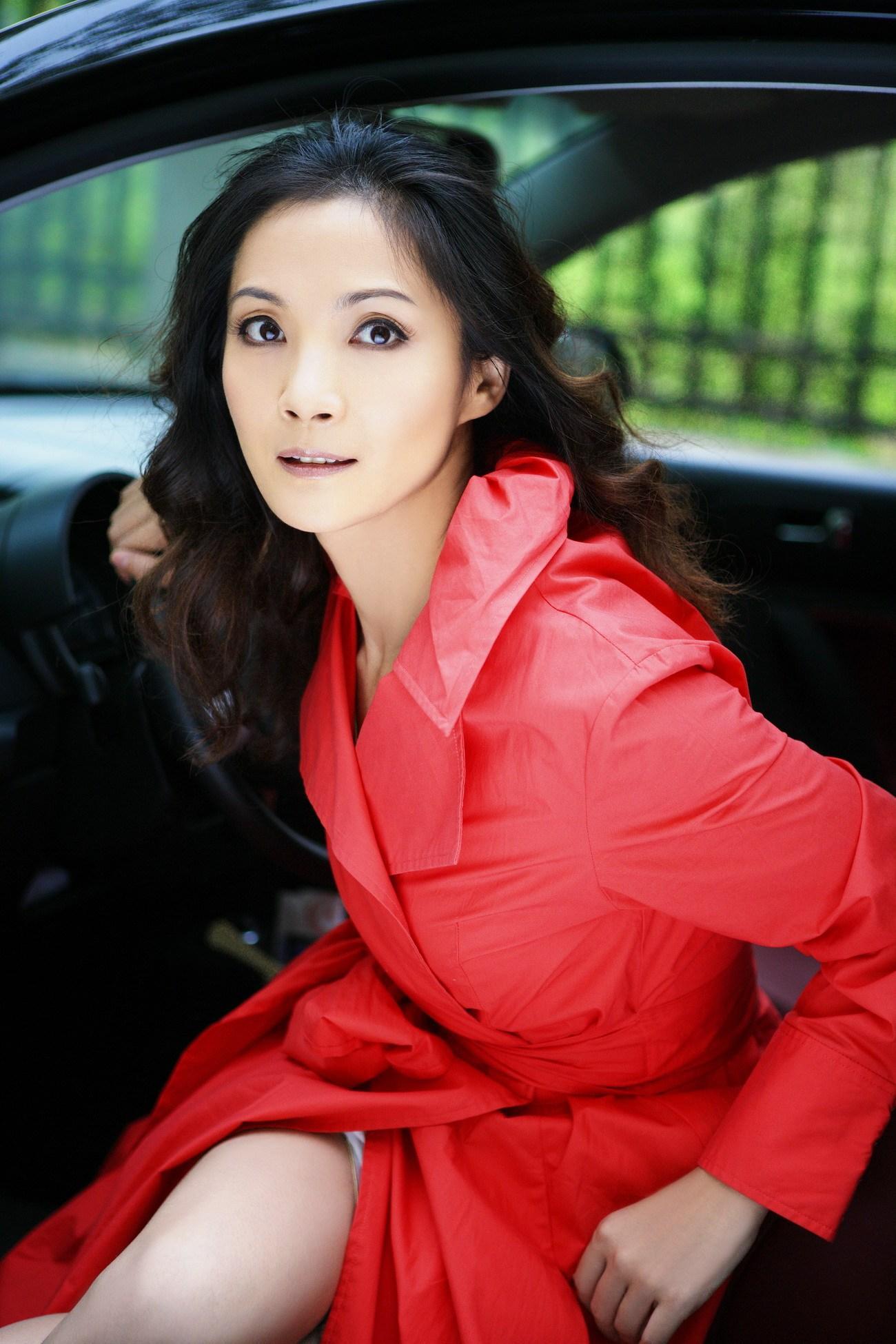 而女友李婷就不一样了,她和濮存昕,袁立合作了《英雄无悔