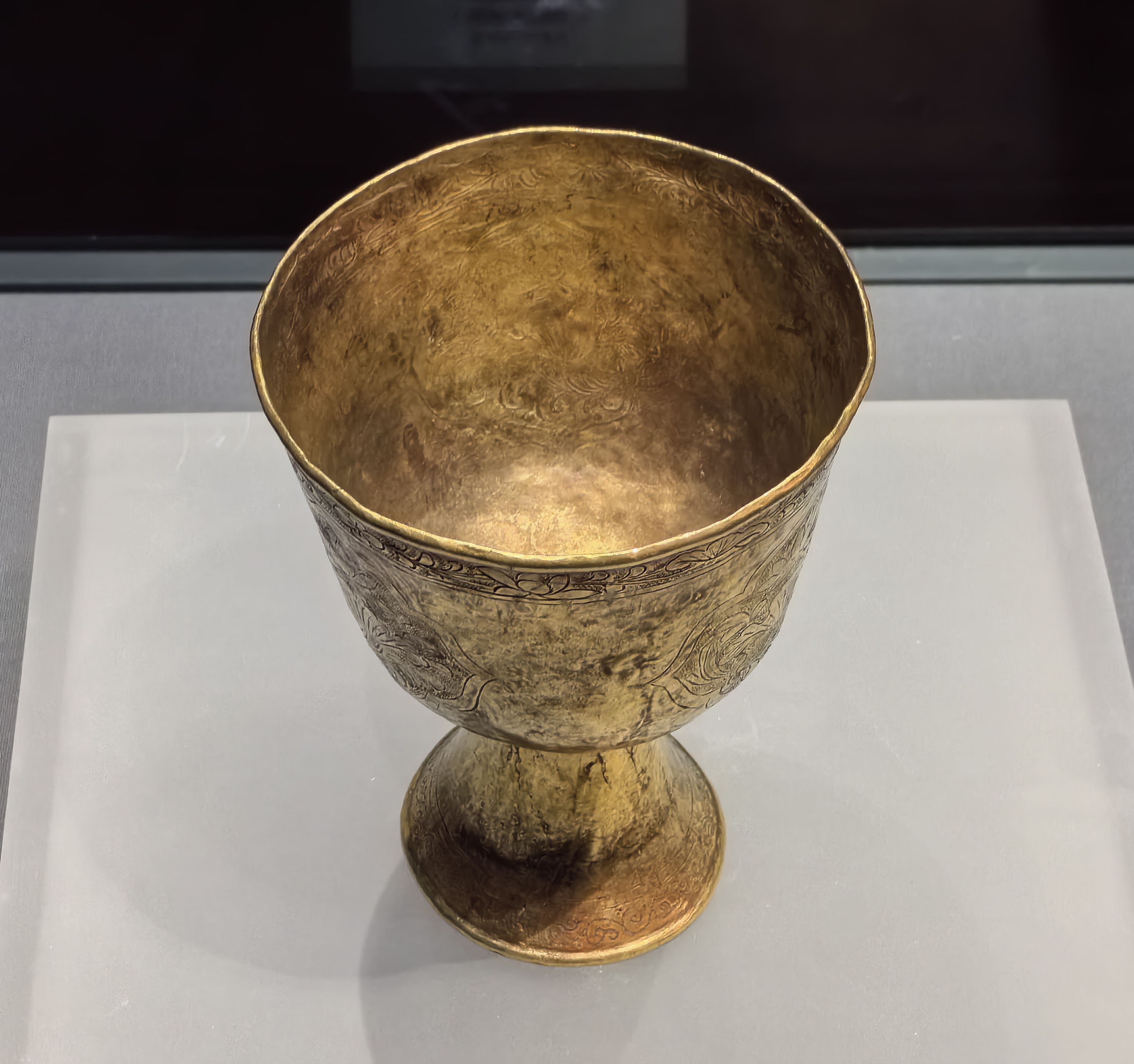 元朝高足金杯,造型非常接近现代高脚杯 一,出土,此文物出土于内蒙古