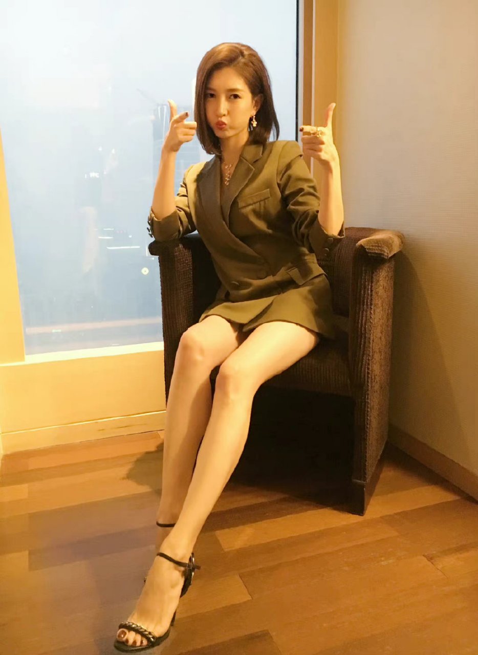 江疏影的大长玉腿与高跟鞋造型,宛如一幅精美的画作,展现出她的优雅与