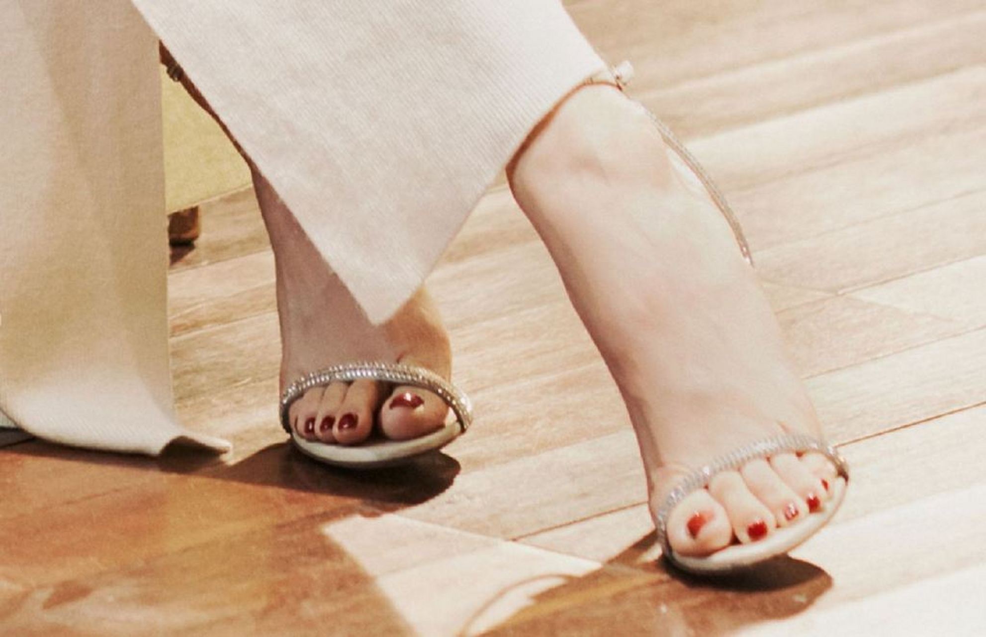 李一桐的一字带高跟鞋与美足,如同清晨的露珠,晶莹剔透,散发着自然的