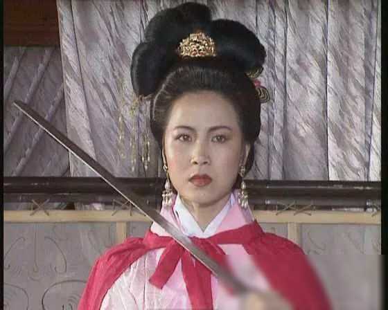 这是因为张飞直来直去,对嫂子孙尚香并不拘束,曾言"一件衣服罢了",显