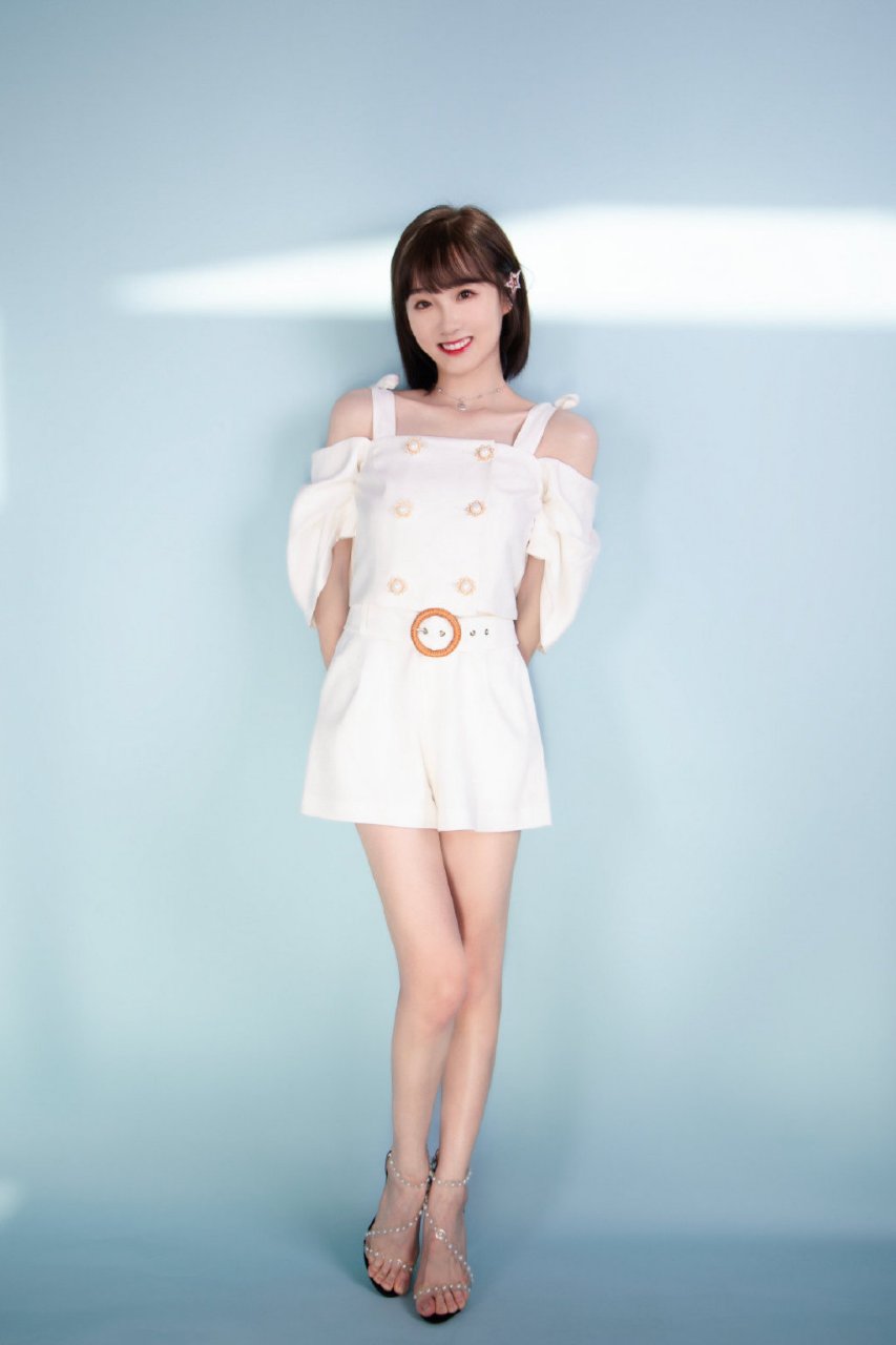 李子璇的珍珠带高跟凉鞋与美足,宛如花瓣上的露珠,晶莹剔透,带给人