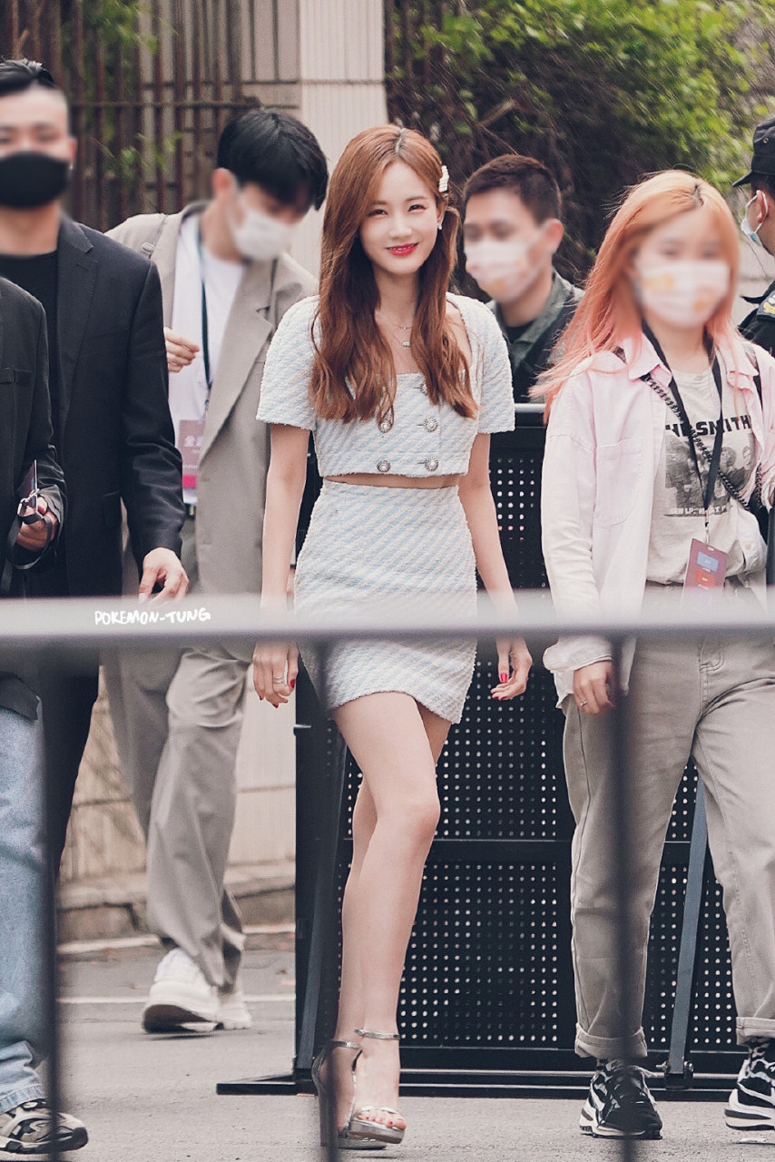 李一桐的高跟凉鞋与玉腿美足,如同夏日的竹林,修长挺拔,充满自然的