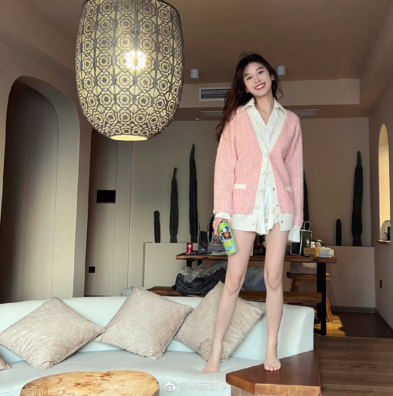 美女网红半藏森林的光足,宛如晨曦中的露珠,清新自然,纯净而美丽.