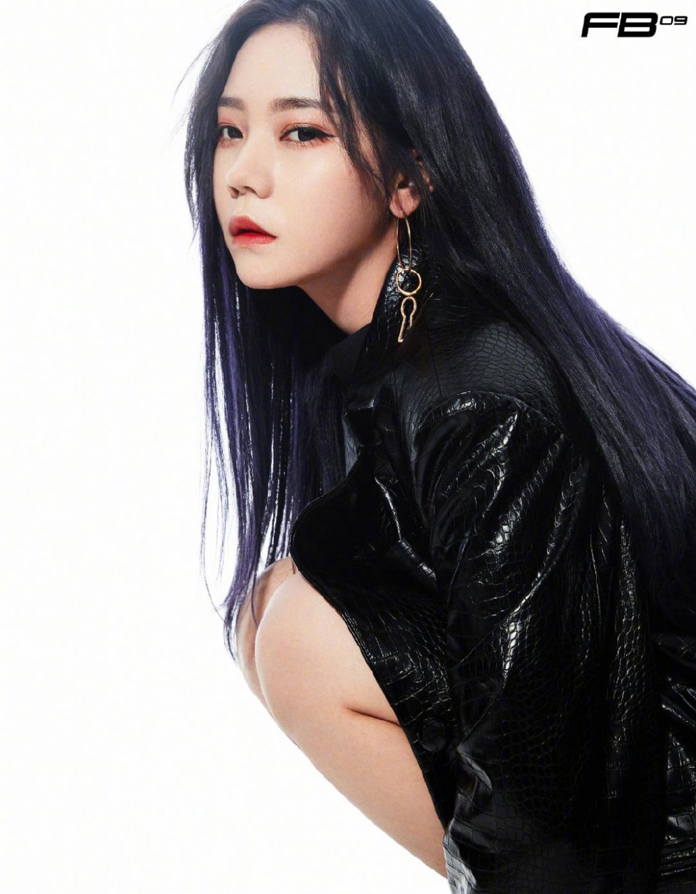 火箭少女101-张紫宁的透明带高跟凉鞋美足,如同白玉般