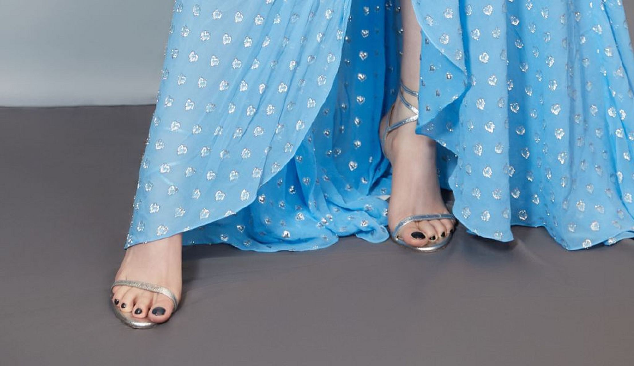 虞书欣高跟凉鞋美足,如诗如画,动人心弦.