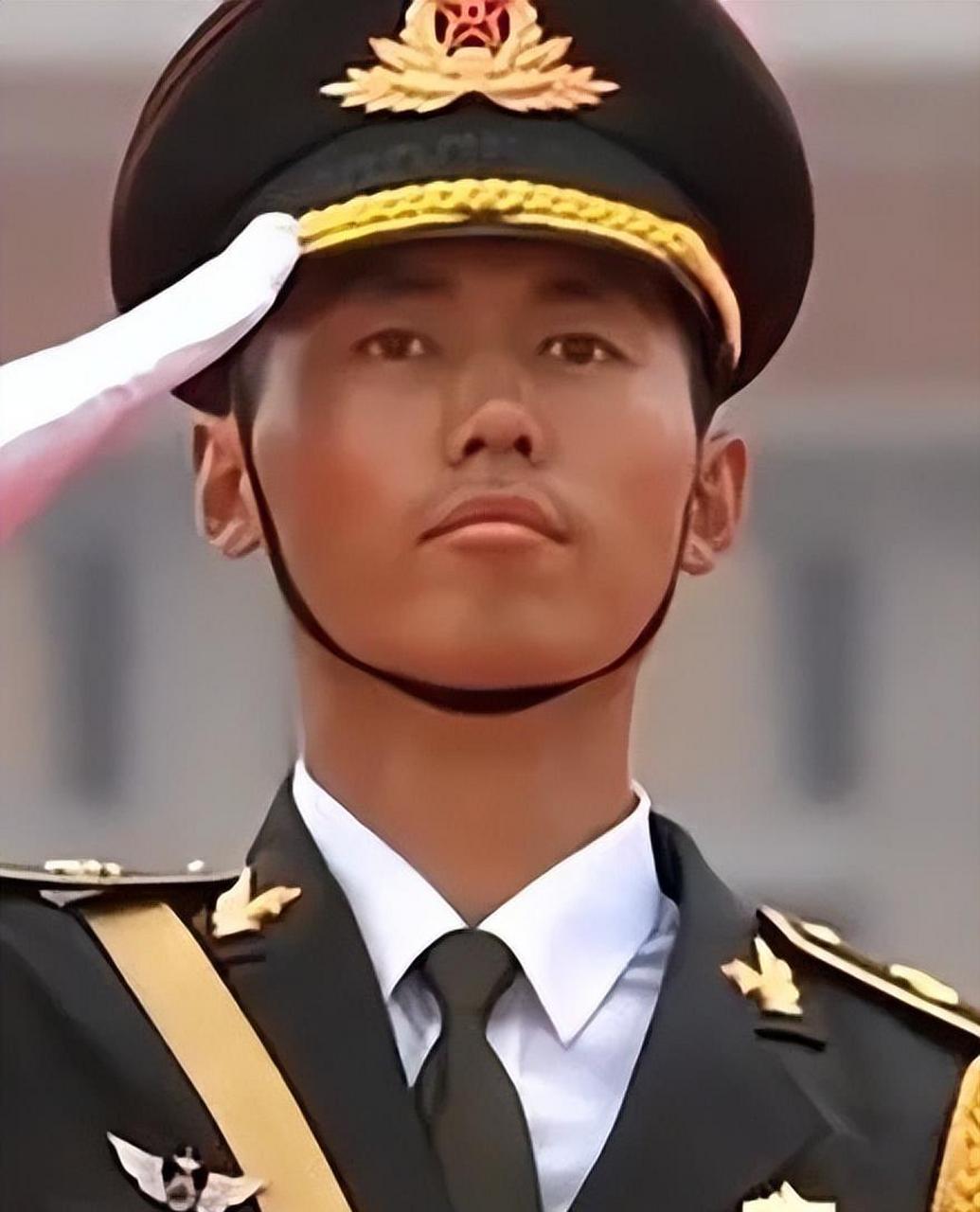 谁也没想到,曾经被称为"最美升旗手"的退役军人张自轩,竟然放弃了令人