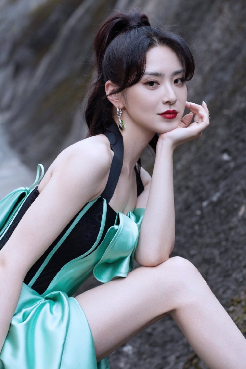 美女主持人刘烨,她的美如同春日的花朵,绽放出无限的生机与活力.