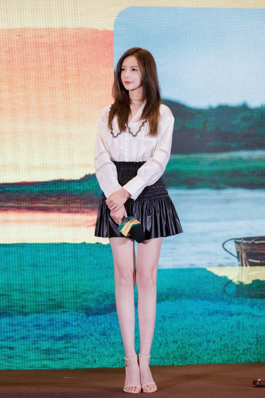 沈梦辰的高跟凉鞋,美足如同水晶般透亮,步步生莲.