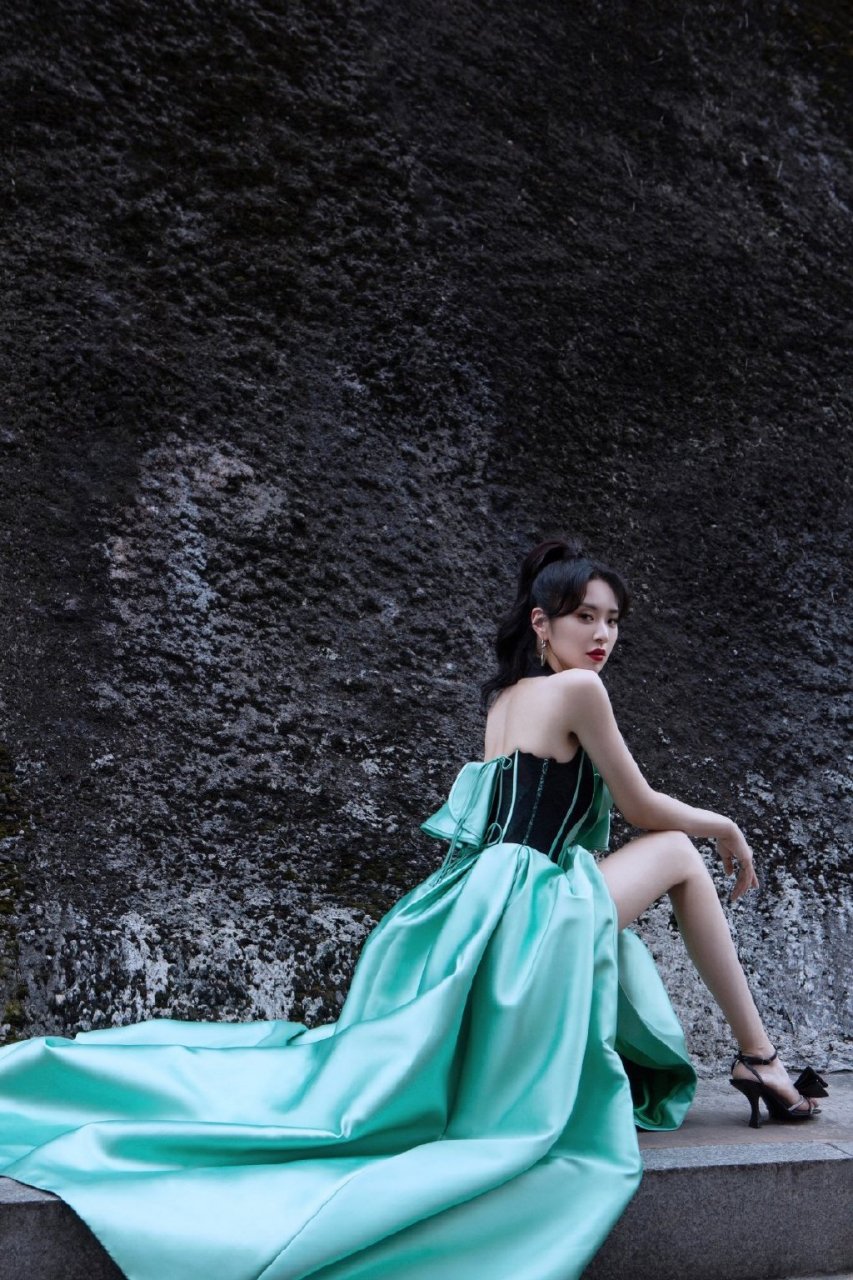 美女主持人刘烨,她的美如同春日的花朵,绽放出无限的生机与活力.