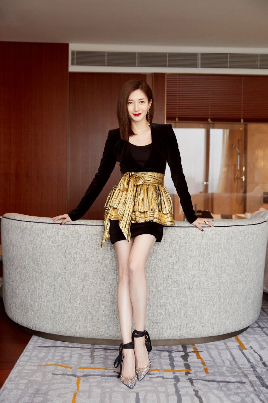 江疏影的透明高跟鞋,宛如水晶般晶莹剔透,展现出无尽的优雅与美丽.