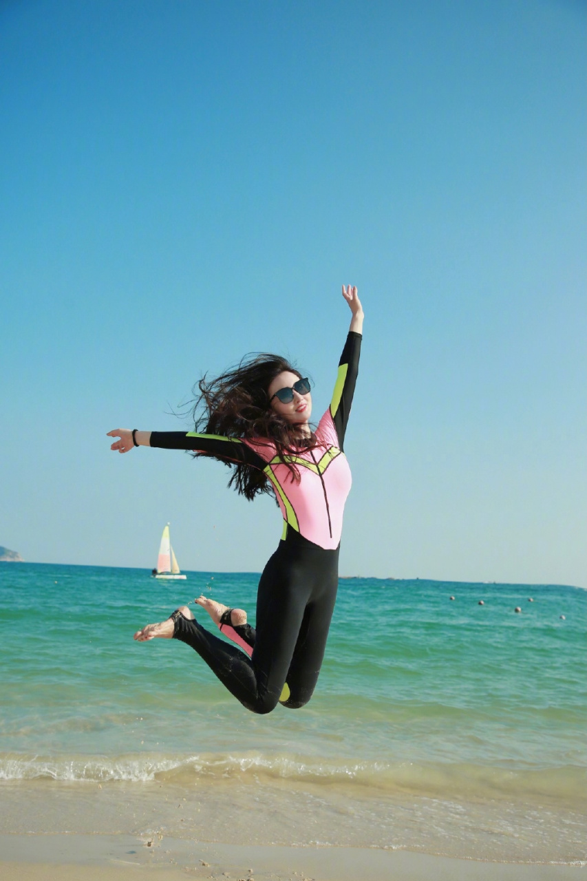 张萌沙滩潜水服,如海浪般灵动,自然且美丽.