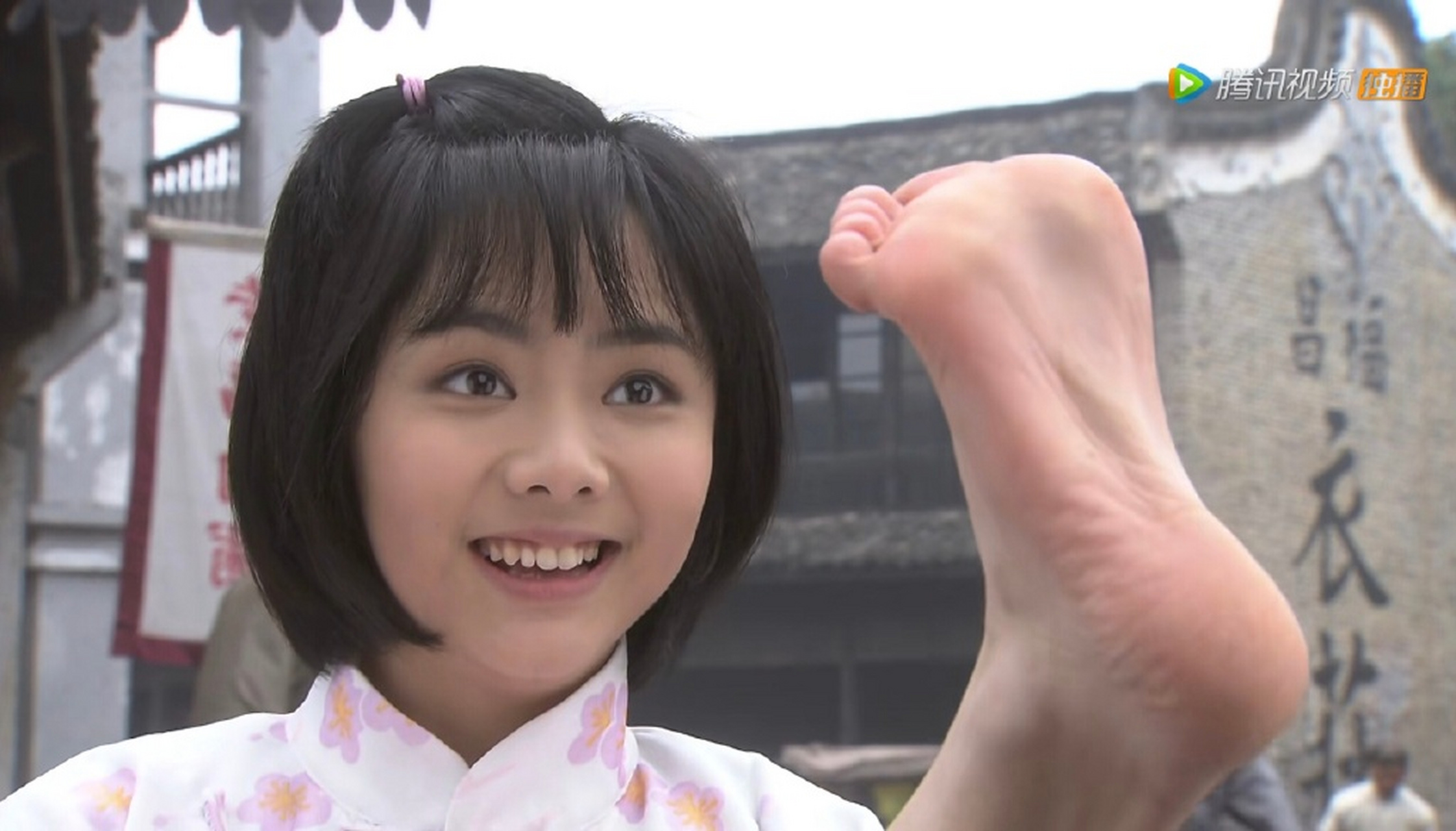 谭松韵光脚,如同清晨的露珠,清新自然.