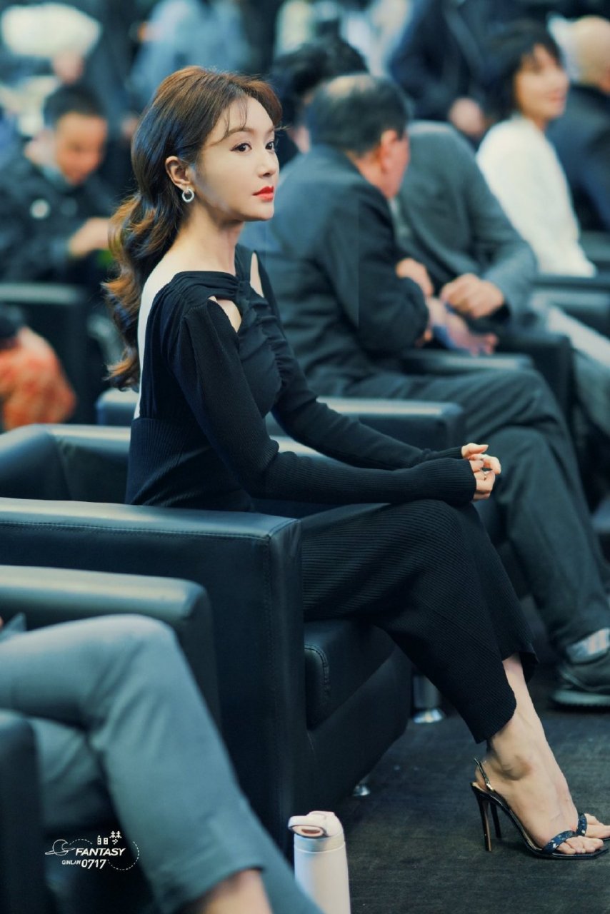 秦岚的高跟凉鞋,美足如同花瓣上的露珠,晶莹剔透,散发着自然的纯净.