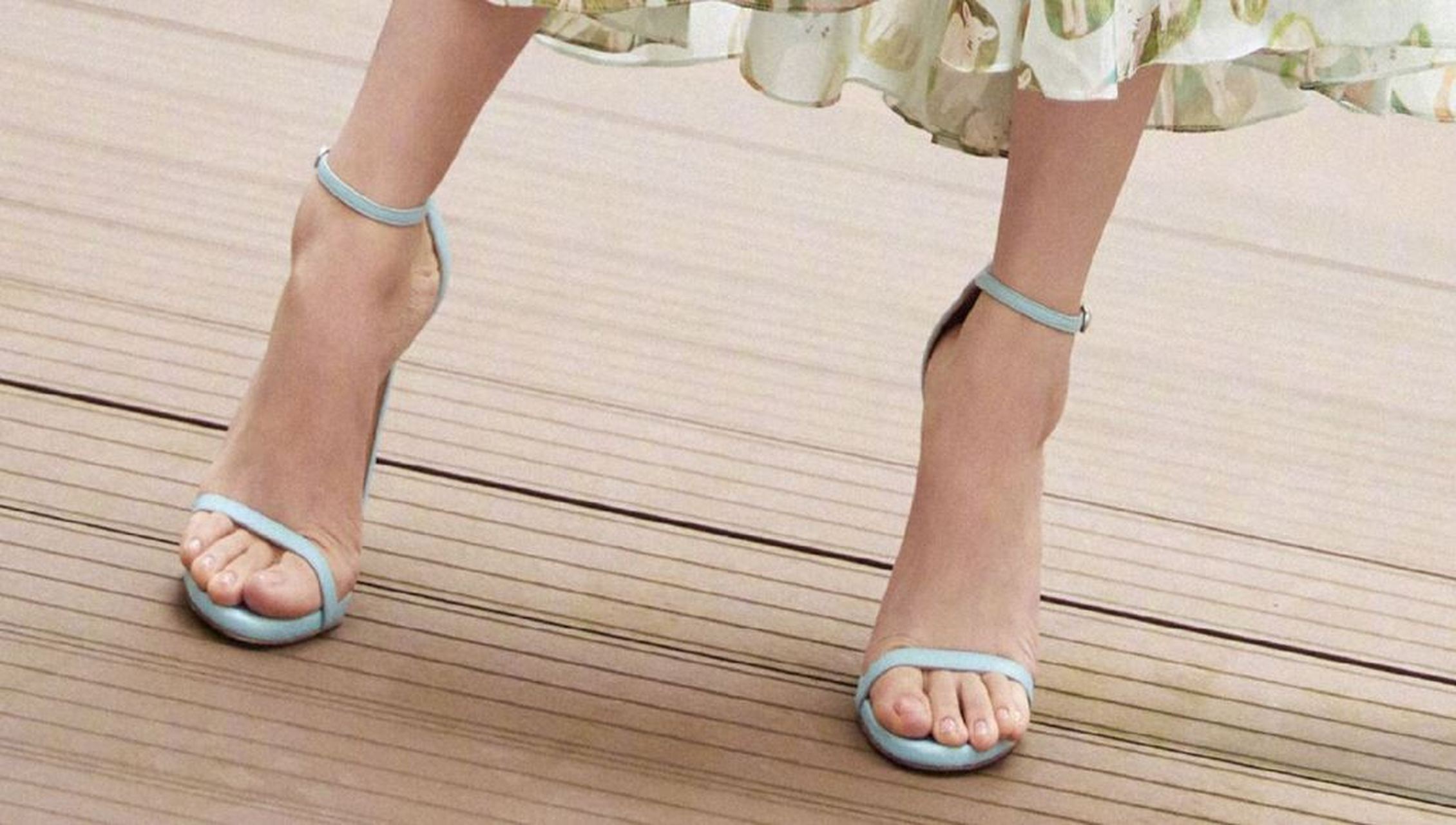 杨紫一字带高跟凉鞋美足,如春日的露珠,清新自然.