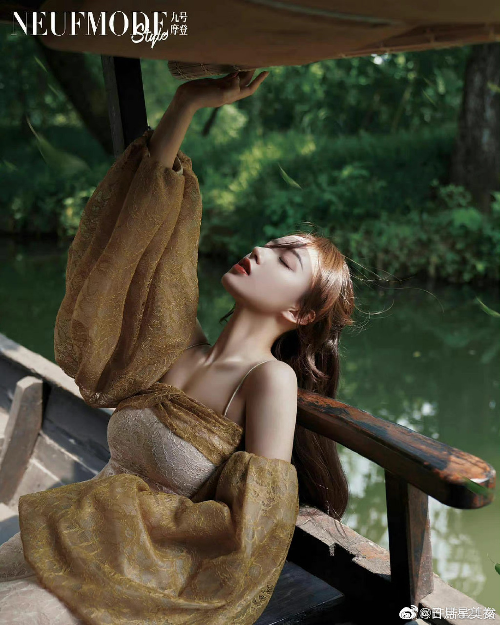 潇的表演,如同一场视觉盛宴,展现出她的魅力与力量.