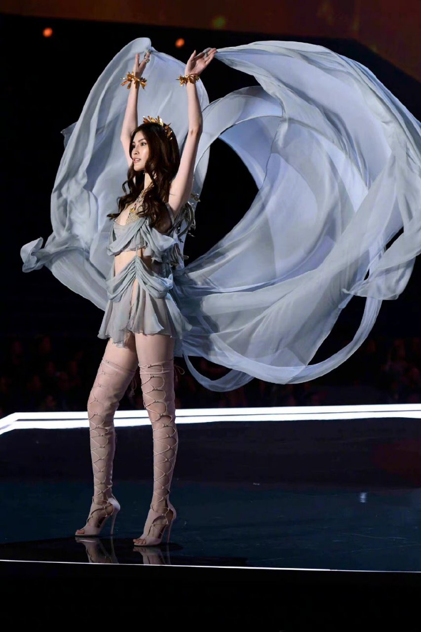 维密超模何穗高跟鞋好身材,如同玉般温润,动人心弦.