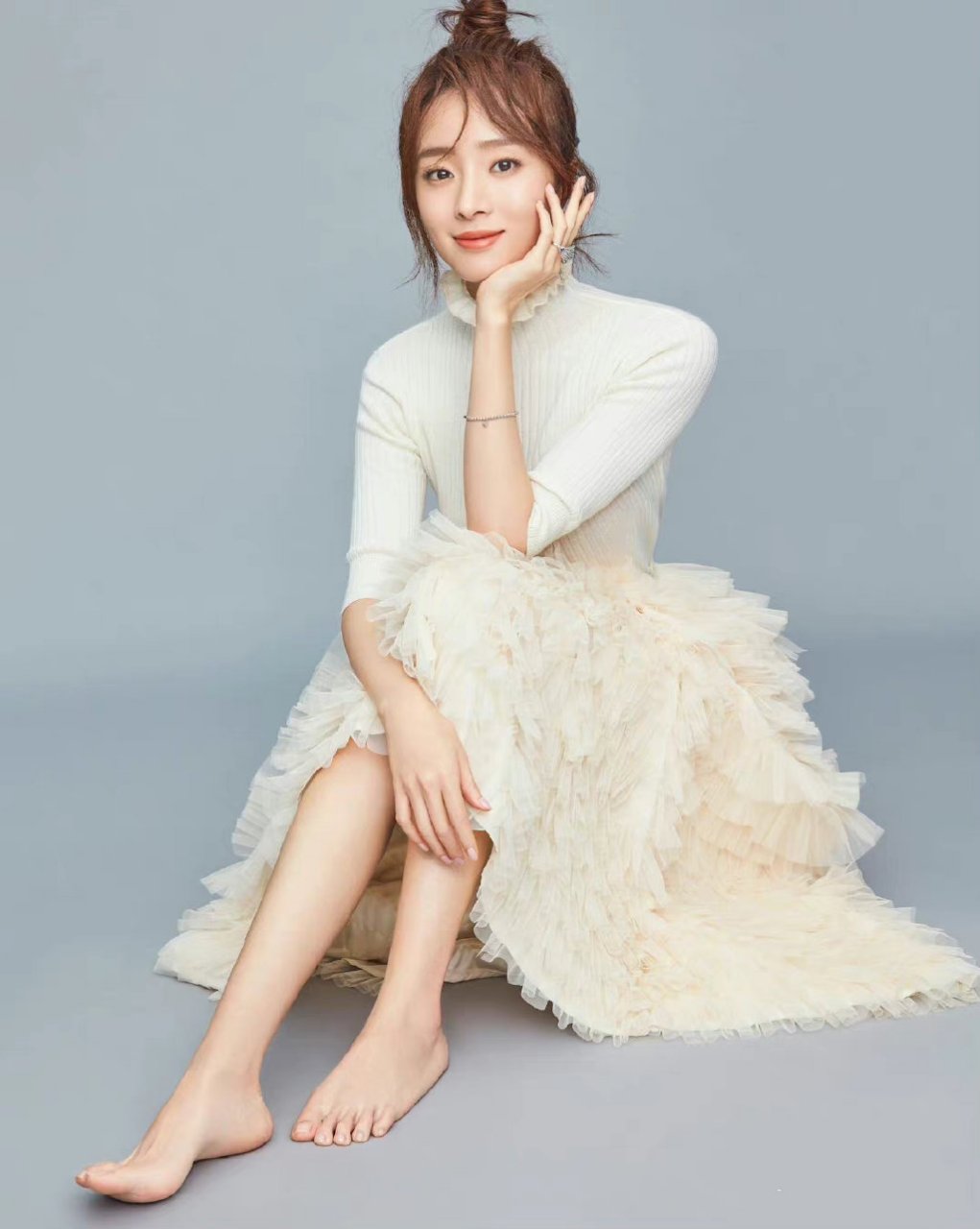 胡冰卿的高跟鞋,美足如同晨露中的花朵,清新而纯净.