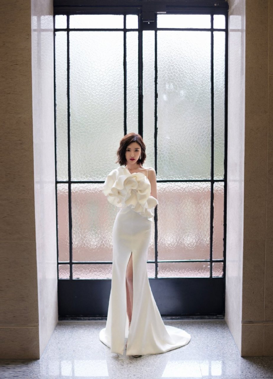 毛晓彤的一字带高跟鞋,如同缀满露珠的花瓣,展现出无尽的优雅与美丽.