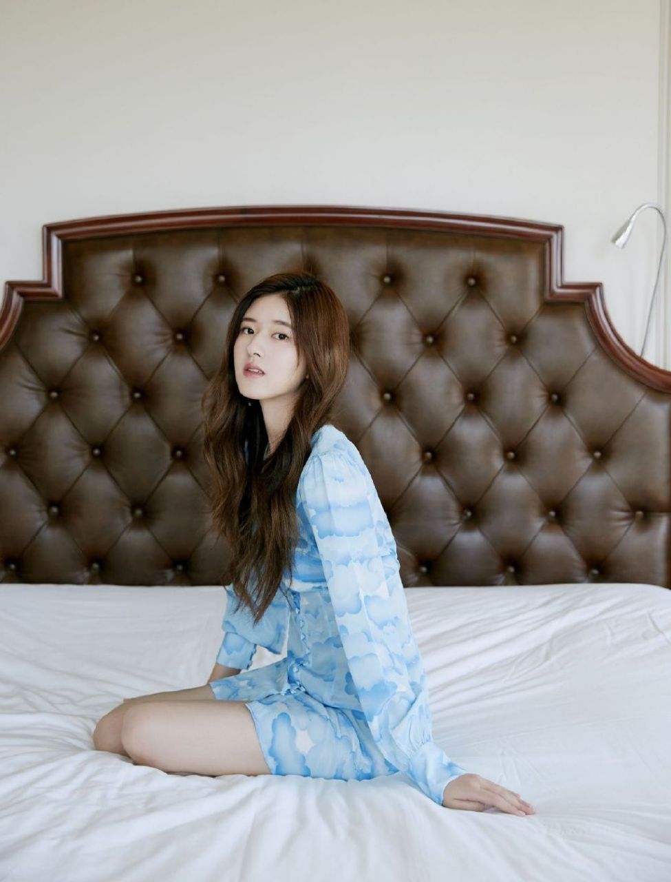 赵露思的长腿与透明高跟鞋,尽显她的优雅与高贵,仿佛一位盛装的女王.