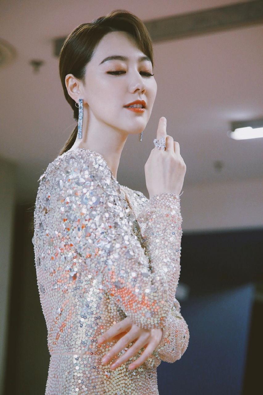 美女主持人王冠,她的美如同春日的花朵,绽放出无限的生机与活力.