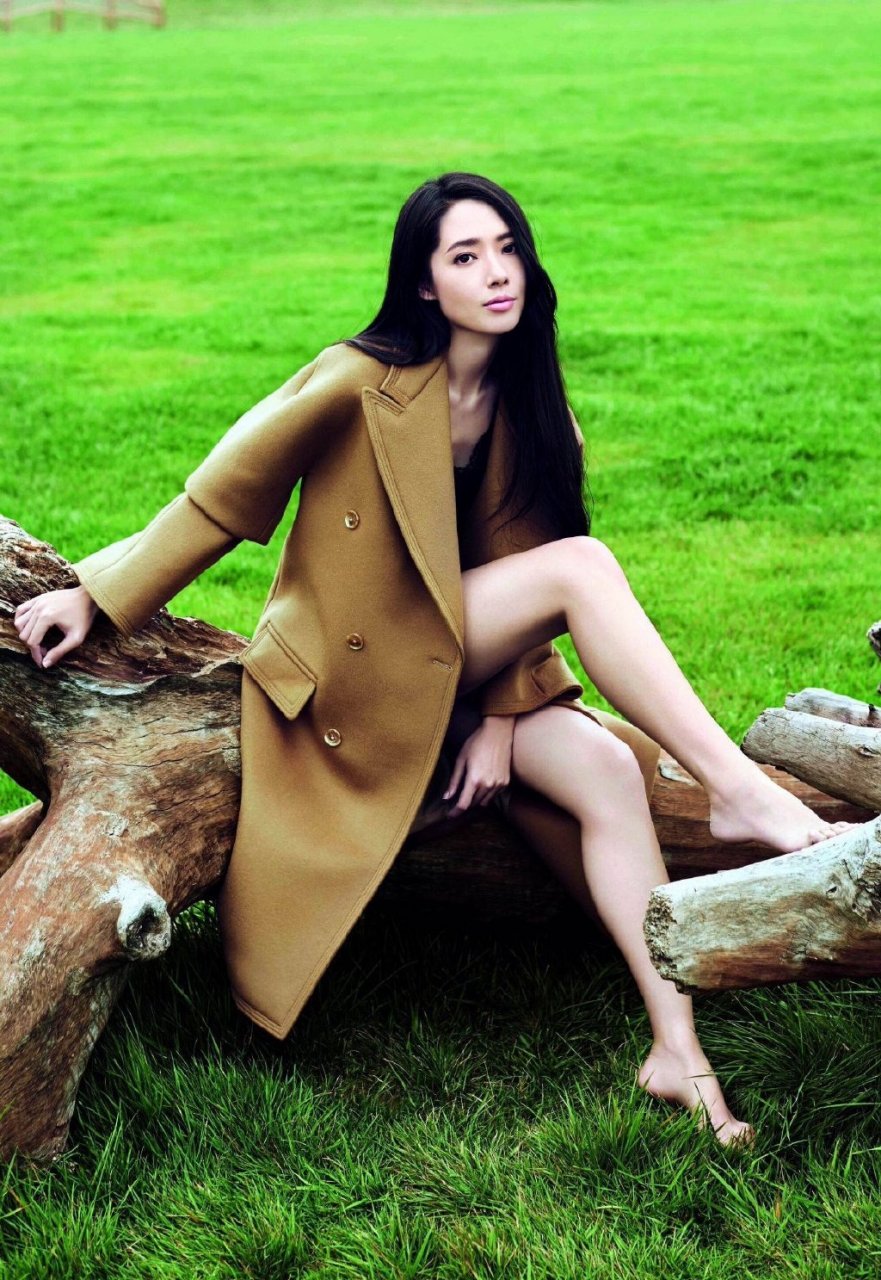 郭碧婷的笑容,如同阳光洒在心间,温暖而美好,让人感到无比愉悦.