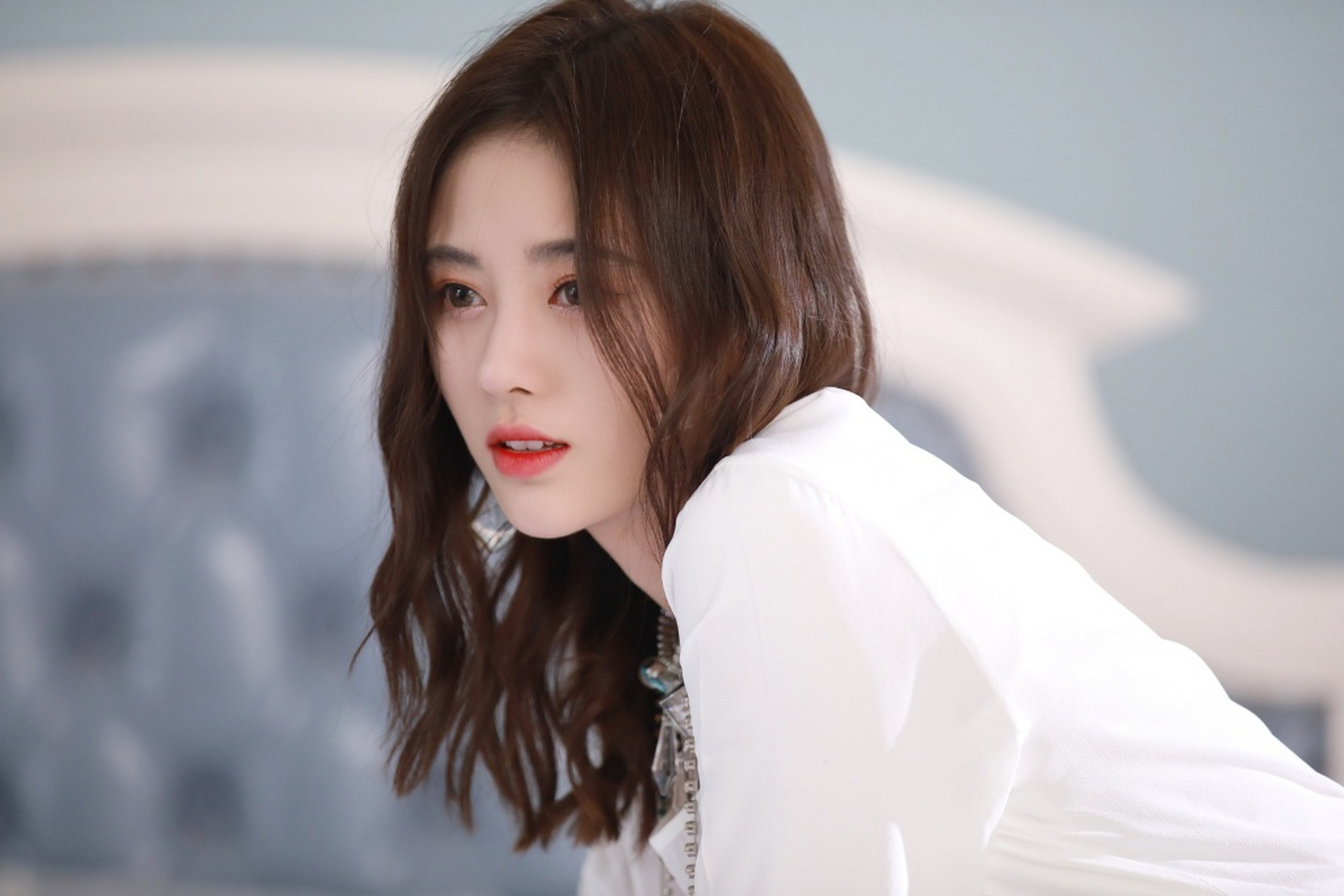 鞠婧祎的光足,仿佛为她增添了一双翅膀,使她的步伐如同天使般轻盈而