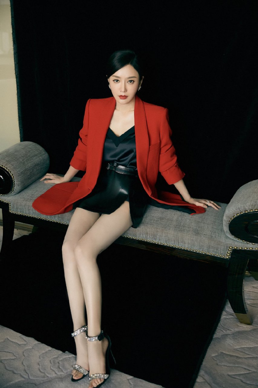 秦岚的一字带高跟鞋,衬托出她的大长腿,步履间尽显优雅.